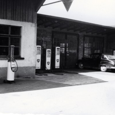 Die Tankstelle mit Fahrradwerkstatt in den 50er Jahren.